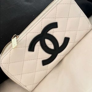 White leather Chanel zippy wallet